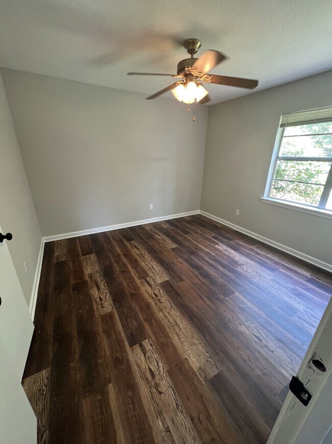 Foto del edificio - 8082 Ashbrook Dr