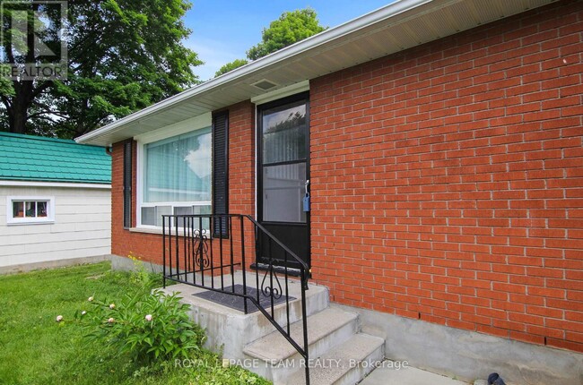 Building Photo - 69 Martin St N