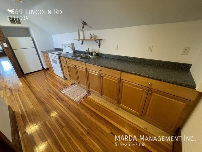 Photo du bâtiment - CHARMING 1 BED/1 BATH UPPER UNIT + UTILITIES