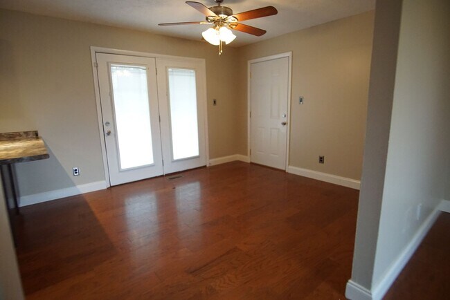 Building Photo - Private, cul-de-sac lot