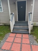 Building Photo - 8 Line St