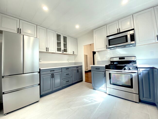 Building Photo - 10603 Palms Blvd