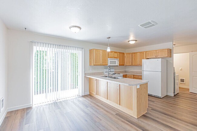 Foto del edificio - Updated 2-Bedroom Home with Garage and Fen...