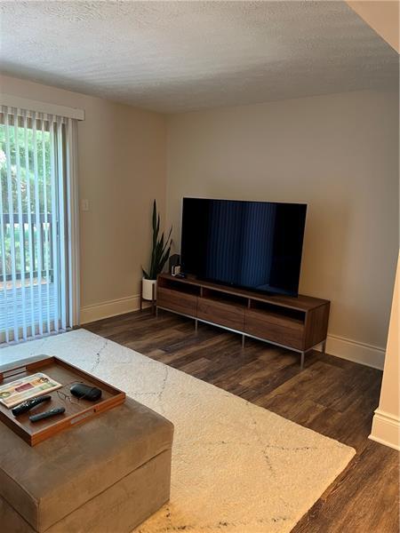 Foto del edificio - 335 Quail Run Rd