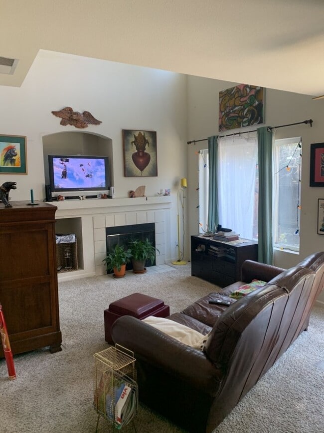 Building Photo - Fantastic 2 Bedroom 2.5 Bath Available September 1st