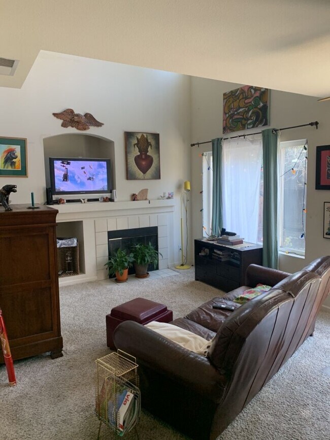 Foto del edificio - Fantastic 2 Bedroom 2.5 Bath Available September 1st