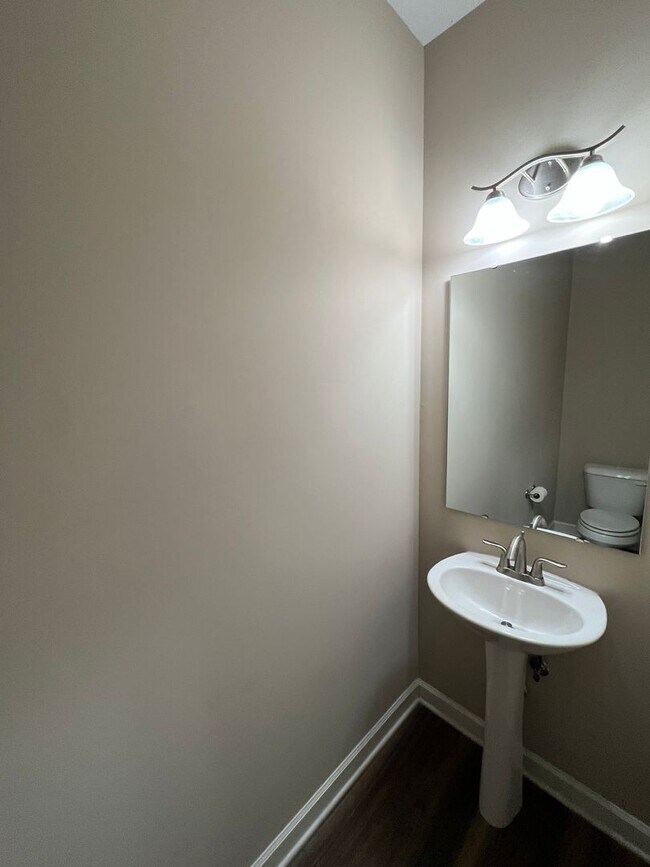 Building Photo - Stunning 3 Bed 2.5 Bath Townhome with Acce...