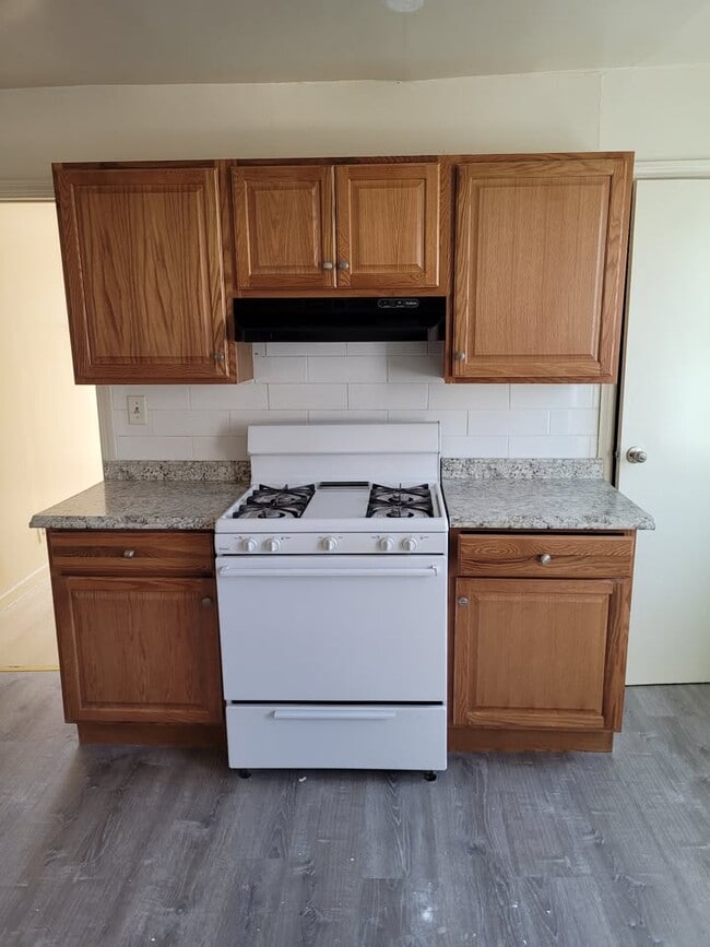 Building Photo - 18 E Walnut St