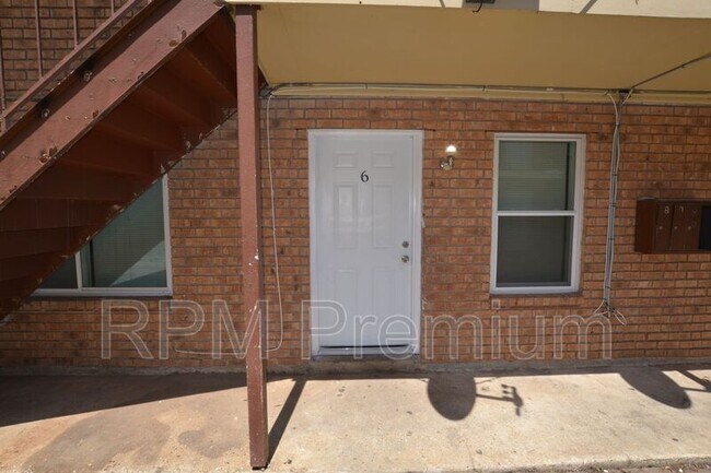 Building Photo - 957 Grebe St