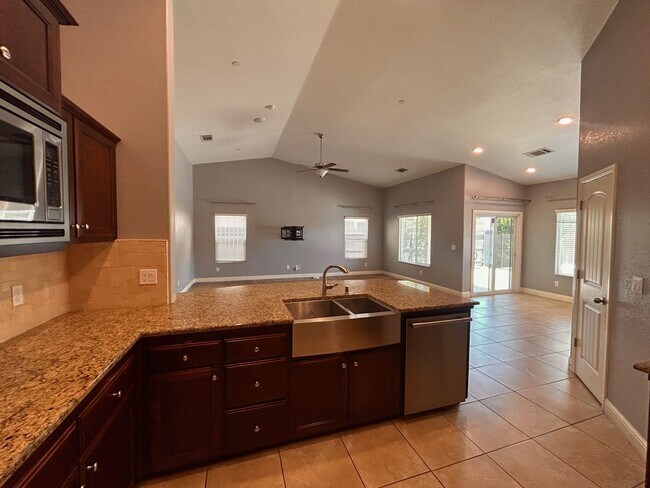 Building Photo - Beautiful home for rent in Visalia with a ...