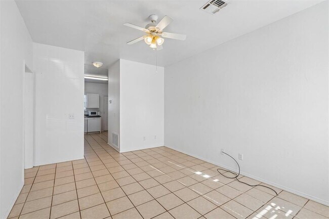 Foto del edificio - 1021 Shady Creek Cir