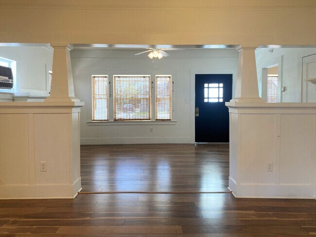 Foto del edificio - Must see this Antique Beauty! 3-bed/1 bath...