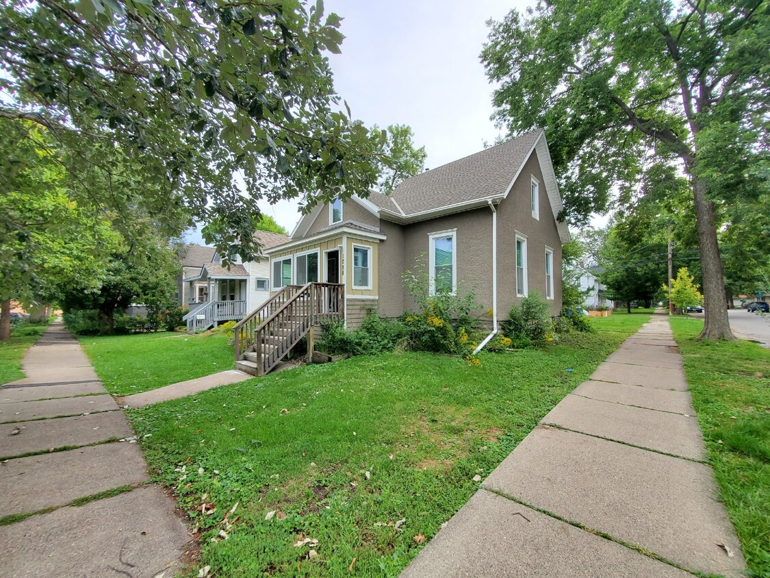 Primary Photo - 4 BR with 2 FULL BA - Single Family Home i...