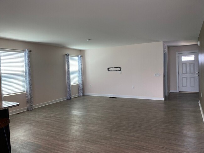 Foto del edificio - 7451 Pinwheel Dr