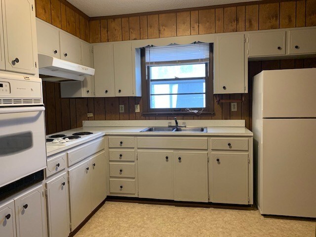 Building Photo - Nice Three Bedroom Home in NW