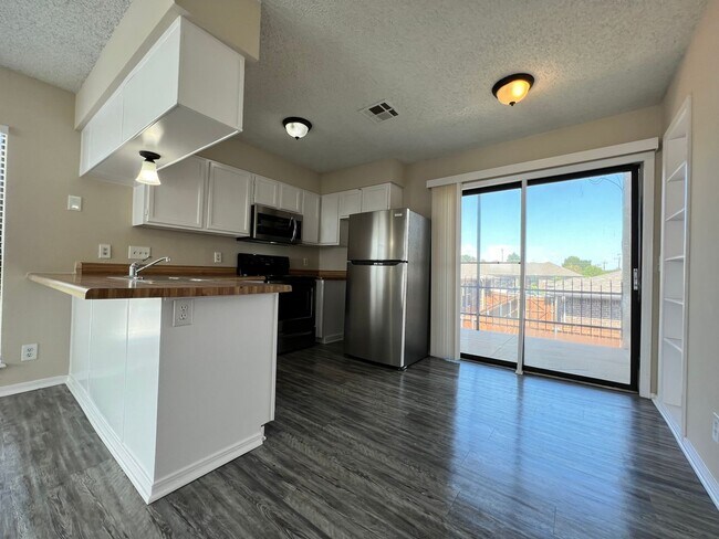Foto del edificio - 2 Bedroom 2 Bath Apartment w/ Washer and Dryer Connections