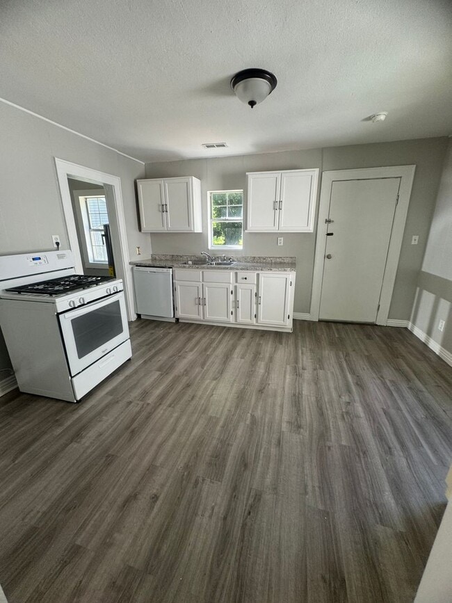 Building Photo - Adorable and spacious 1 bedroom 1 bath with a detached garage