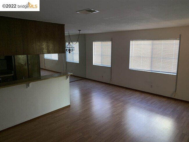 Building Photo - 2300 Peppertree Way
