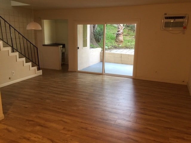 Sala de estar de la planta baja/patio trasero - 3824 Evans St W