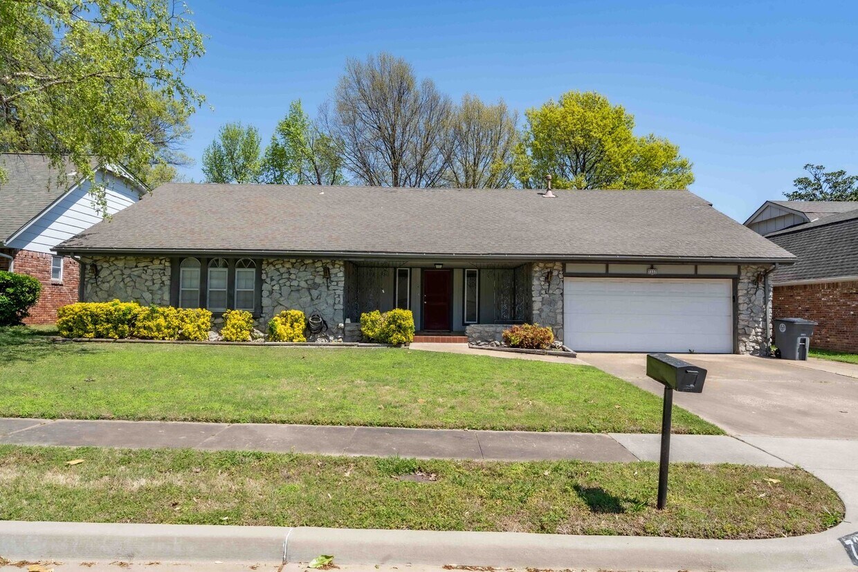 Primary Photo - 3 Bed / 2 Bath in South Tulsa!