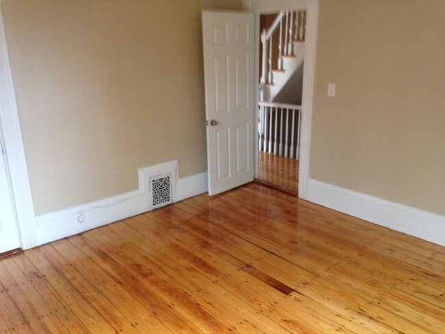 Building Photo - Charming 6 Bedroom House