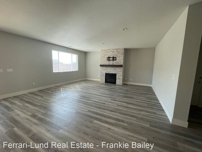 Building Photo - 3 br, 2.5 bath House - 2127 Roaring Fork
