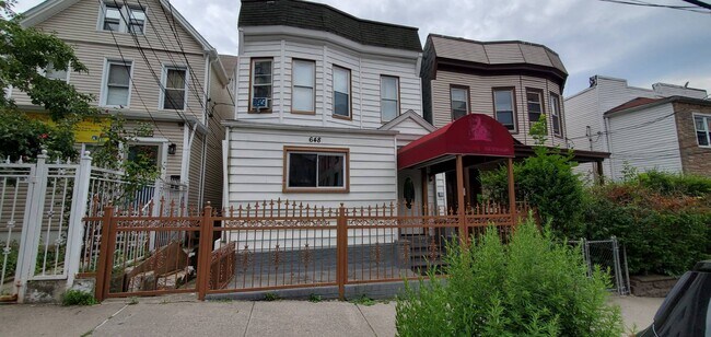 Foto del edificio - 648 E 228th St