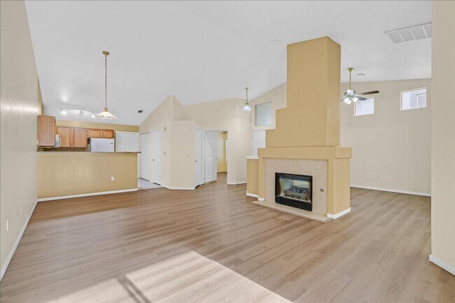 Foto del edificio - Green Valley Town House