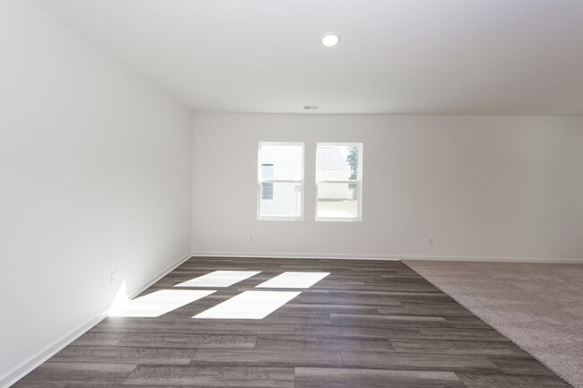 Building Photo - 4 Bedroom 3 Bath House in Watson Hill - Su...