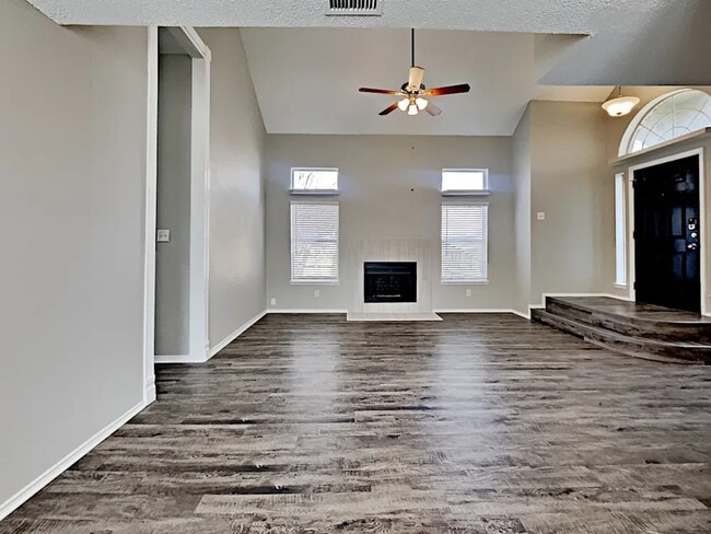 Building Photo - 9214 Oak Hollow Dr