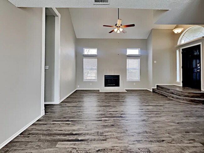 Foto del edificio - 9214 Oak Hollow Dr