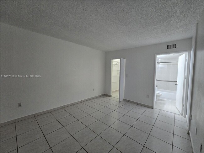 Foto del edificio - 8320 NW 8th St