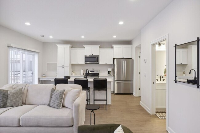 Building Photo - 3 Bedroom Town Home