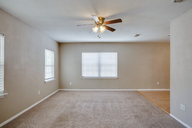 Building Photo - Large 4 bedroom in Tech Terrace ready to c...