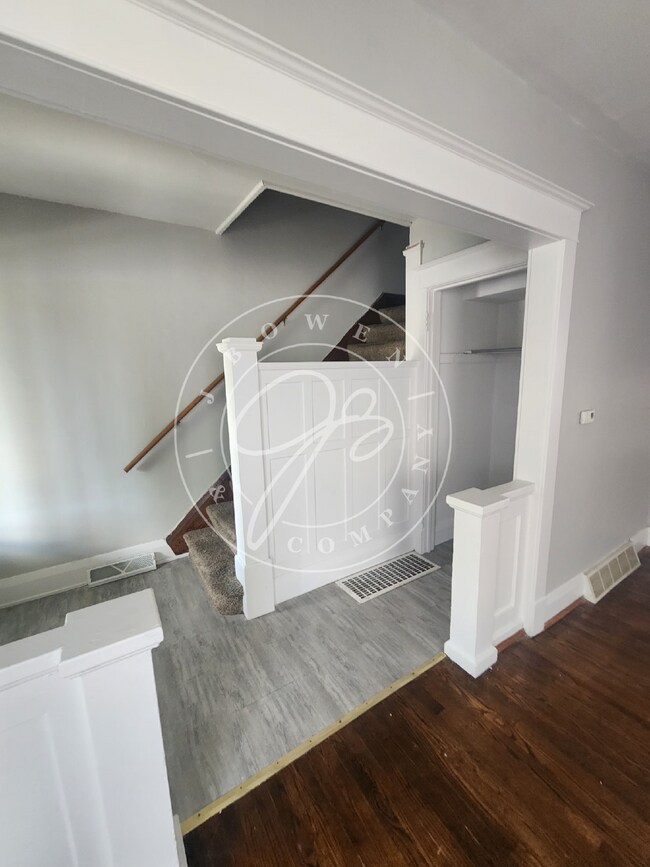 Foto del edificio - 2 bed 2 story townhouse! Individual baseme...
