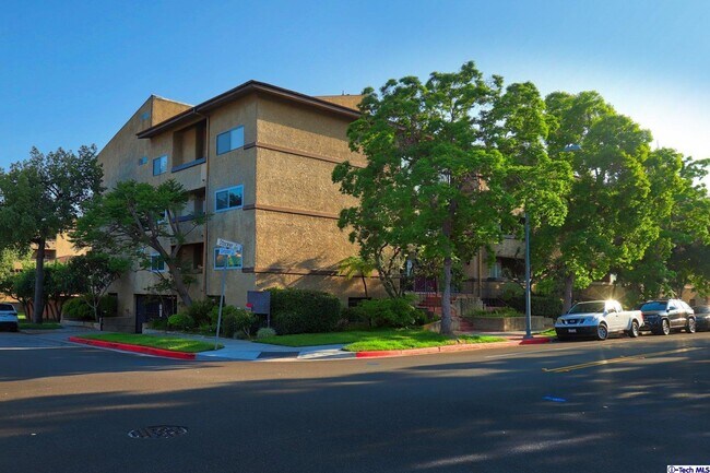 Building Photo - 320 E Stocker St