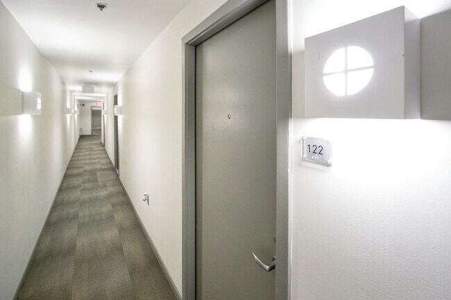 Foto del edificio - Logan Circle! //Professionally Managed & Recently Renovated // Studio  // Open Floor-Plan in a Mo...