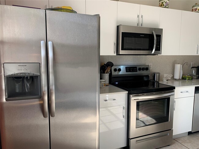 Foto del edificio - 5600 NW 114th Pl