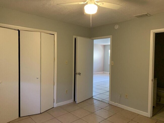 Foto del edificio - 825 Lyndhurst St