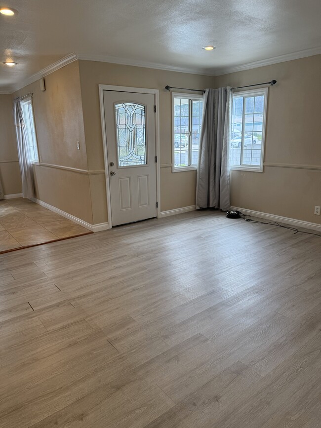 Building Photo - 665 Larimore Ave