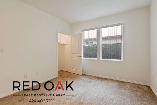 Foto del edificio - ~1 Month FREE~ Stunning Two Bedroom with a...