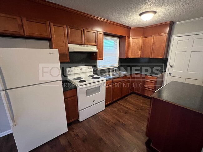 Building Photo - Lovely 2 Bedroom 1 Bath Home