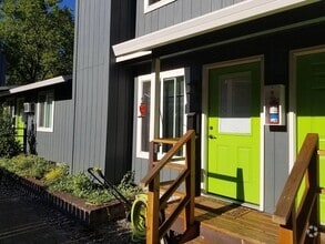 Building Photo - 2518 SE Nehalem St