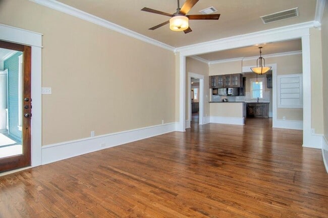 Foto del edificio - COMING IN APRIL! Darling Doll House is a must see!