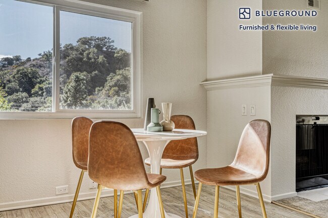 Foto del edificio - 3662 Barham Blvd