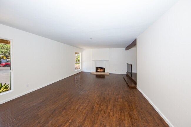 Building Photo - 4350 La Barca Dr