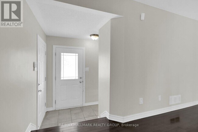 Building Photo - 418 Temiskaming Crescent