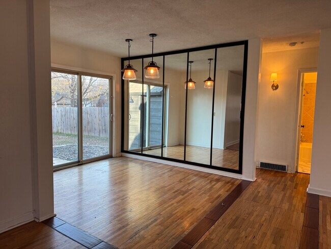 Foto del edificio - 1468 N Perry Ave