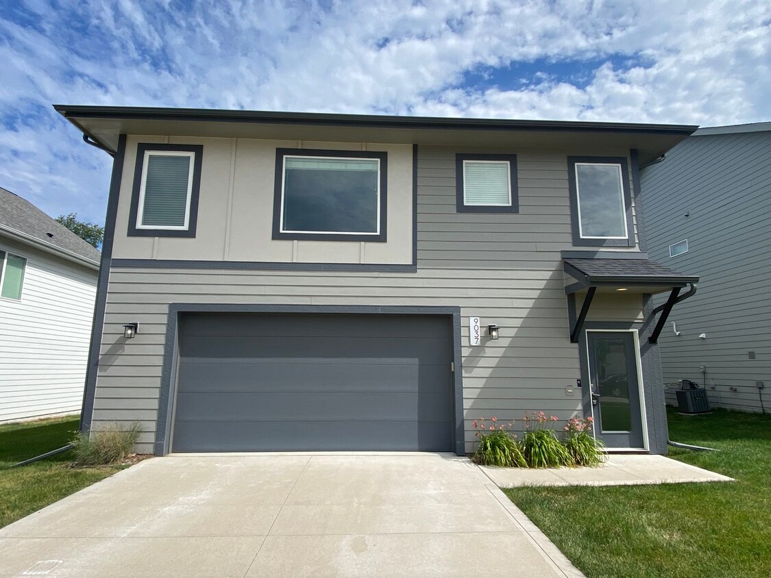 Foto principal - Beautiful Single Family Home With 6 Car At...
