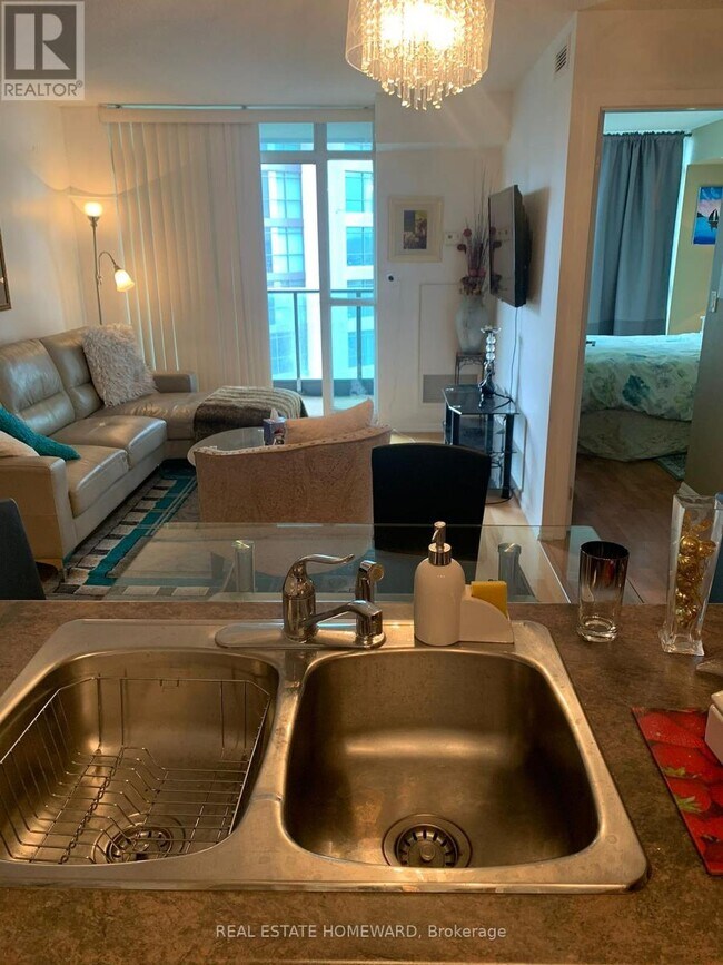 Building Photo - 231 Fort York Blvd